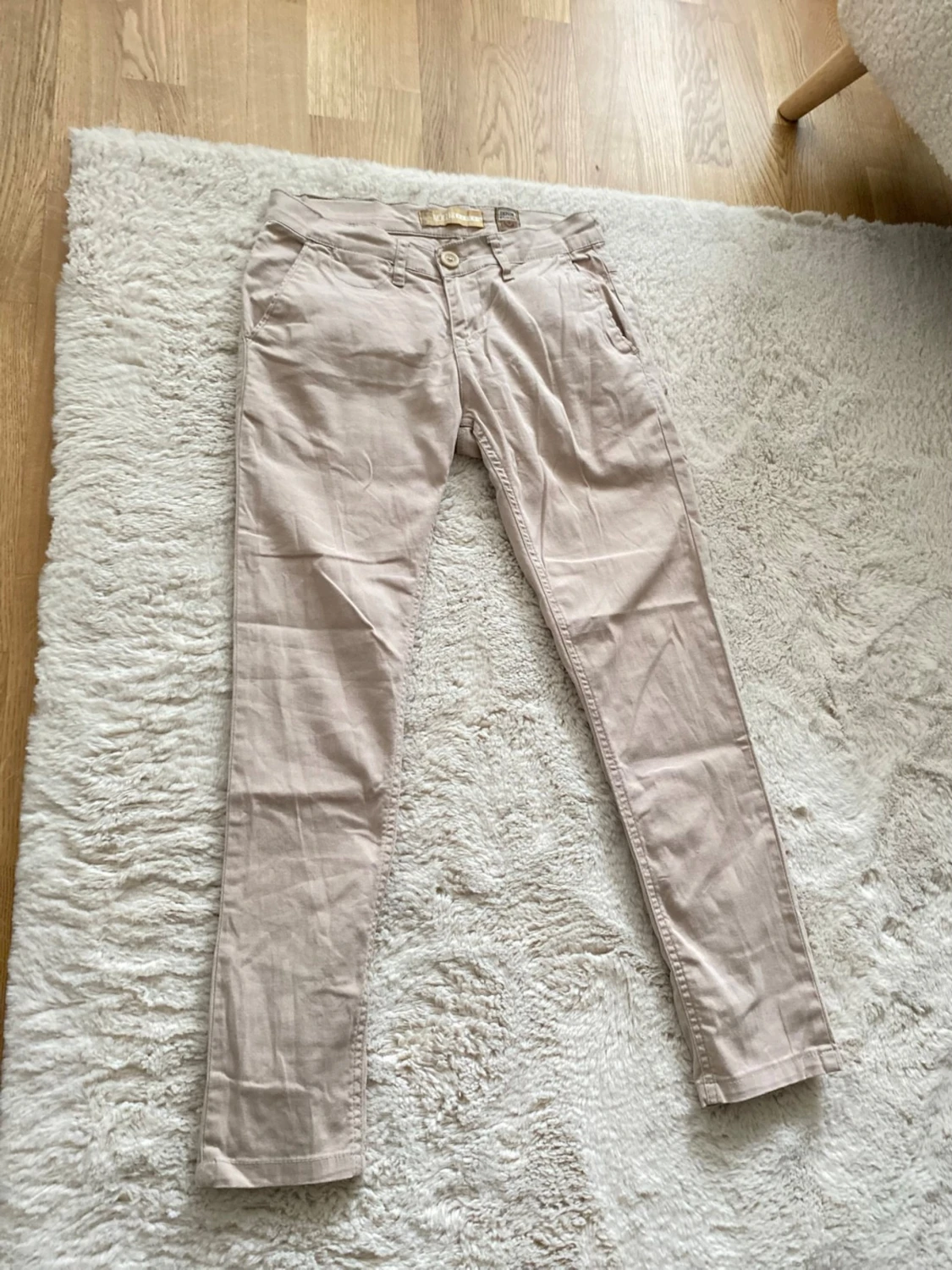 Beige chinos från BENZIN - 1