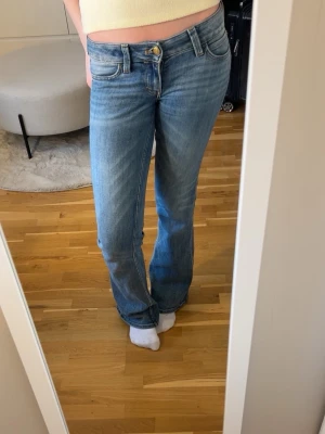 Lågmidjade jeans från Cheap Monday  - Säljer dessa lågmidjade jeans från Cheap Monday i storlek 26/32. Passar mig som är ca 170 lång och har vanligtvis 34 eller 36 i jeans🥰