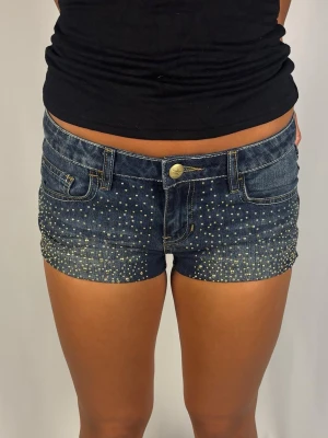 Såå fina jeansshorts - Jättefina jeansshorts med glittriga stenar på framsidan | Storlek M | Superfint skick | Jag är 168cm lång och väger 60kg | Midjebredd 41cm |Kontakta mig vid fler frågor eller funderingar!💗