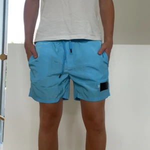 Balenciaga Badbyxor ❗️Nya ❗️ - Säljer dessa par galet snygga badshorts från balenciaga. De är i en ljusblå färg som är sjukt populär inför sommarn och är i strl L fast skulle säga de sitter mer som strl M. Hör gärna av er vid frågor eller funderingar! är badbyxor INTE ÄKTA!!