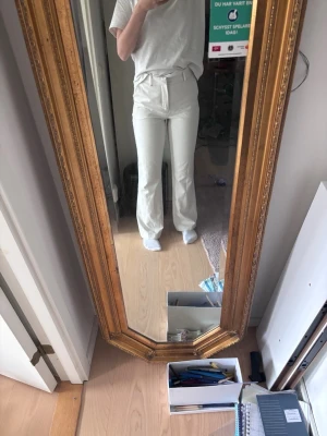Vita kostymbyxor med rak passform, highwaist - Säljer ett par helt nya vita kostymbyxor från bikbok som är bootcut. Aldrig använd och priset kan diskuteras💞 