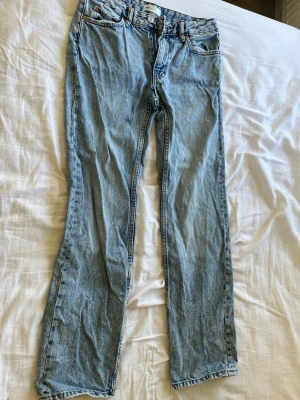 Perfekt ljusblå raka jeans - Säljer ett par klassiska ljusblå jeans från perfect jeans. Modellen har raka ben, fem fickor och normal midja. Jeansen är i ett mjukt denimtyg med snygga kontrastsömmar och metallknapp. Perfekta till en avslappnad och trendig look.