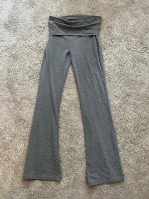 Lågmidjade yoga byxor från Gina Tricot - Säljer ett par grå yoga byxor från Gina Tricot med utsvängda ben. De är använda men fortfarande bra skick. Storleken är barnstorlek 146/152 