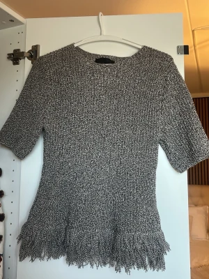 Grå stickad topp med fransar - Grå stickad topp med fransar från Zara, i storlek S!
