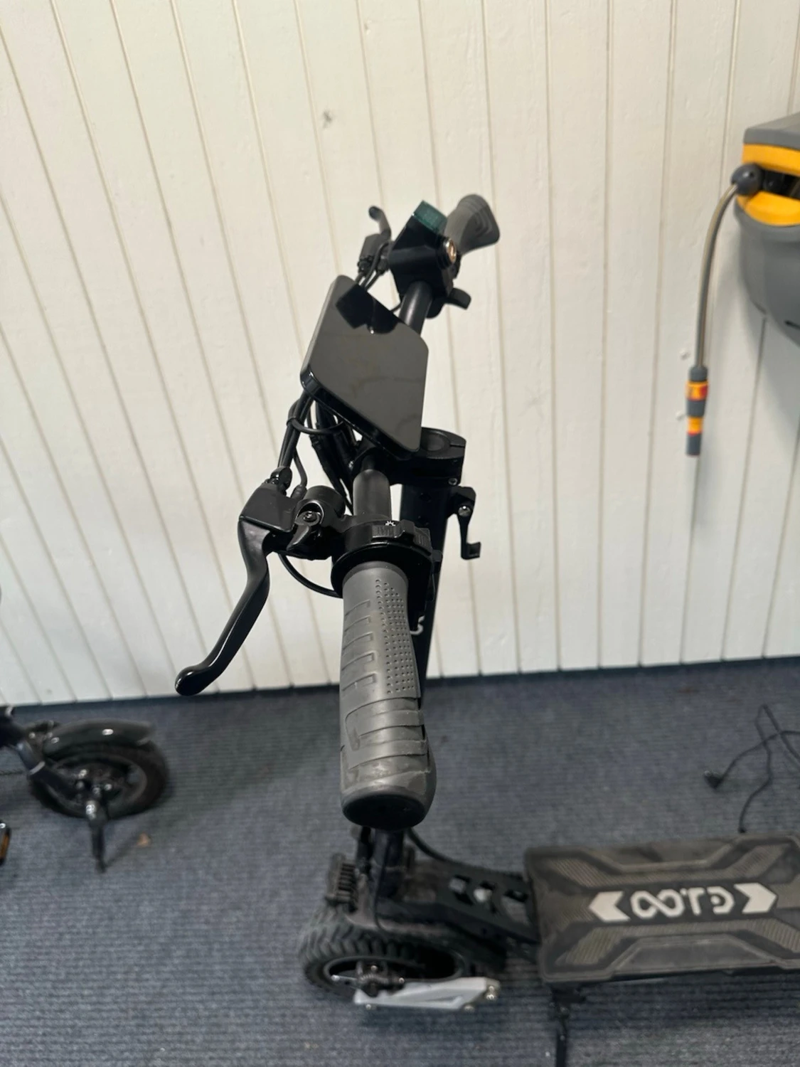 Svart elscooter med laddare - 3