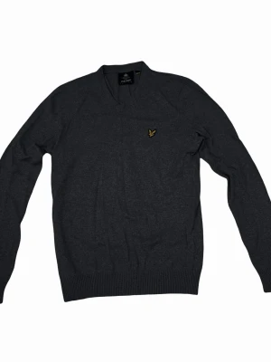 Mörkgrå stickad tröja Lyle & Scott - Säljer denna stickade Lyle & Scott som är använd max 3ggr då den ej kommer till användning längre 