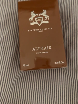 Parfums de Marly Althaïr EdP 60ml - Exklusiv parfym från Parfums de Marly, Althaïr Eau de Parfum. Kommer i en elegant, brun förpackning med silverdetaljer och klassisk logotyp. Doften är lyxig och passar dig som vill sticka ut med en unik signaturdoft. Flaskan har originellt 75ml men har ca 60ml kvar.