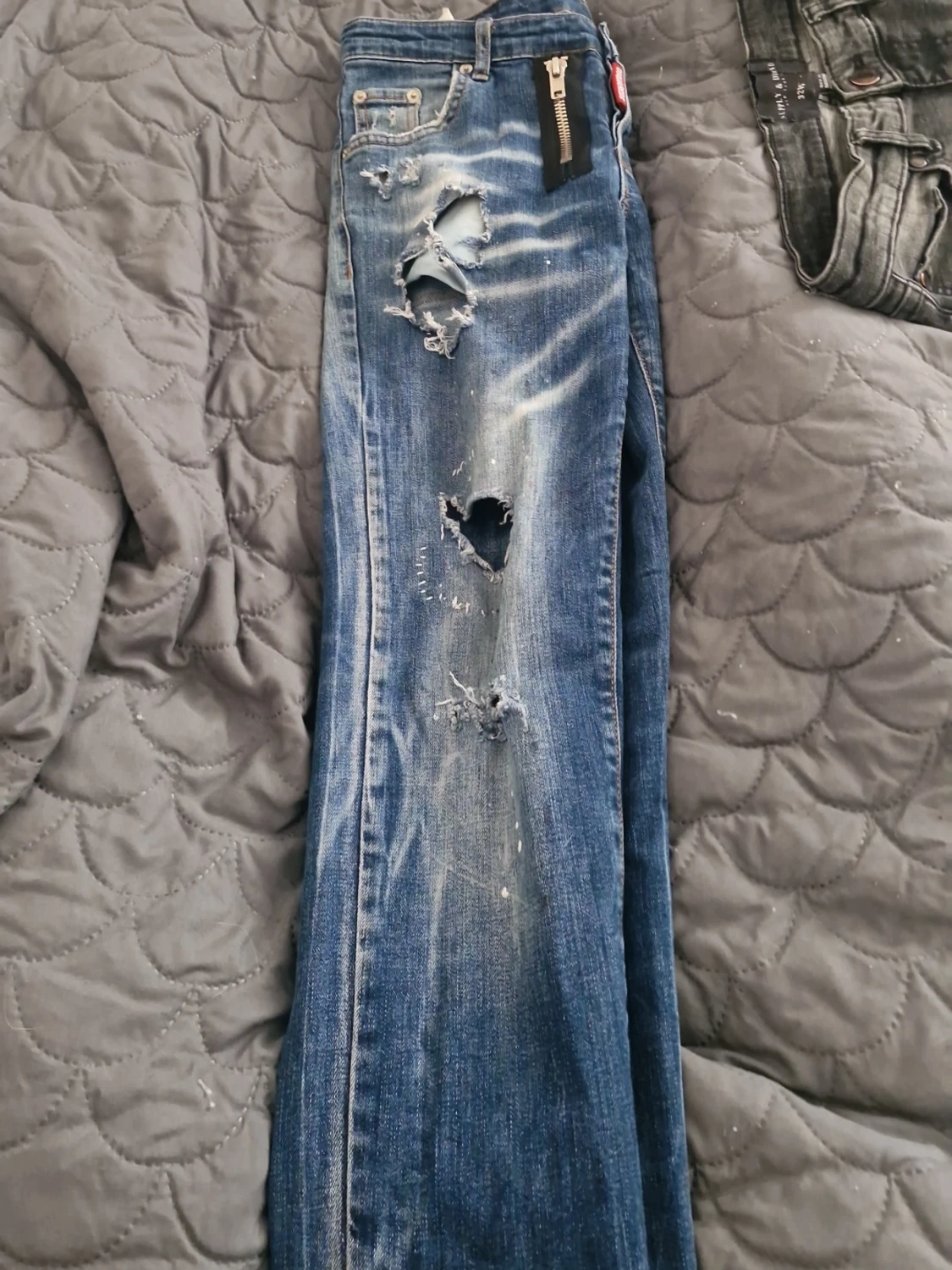 Blå slitna jeans med hål - 2