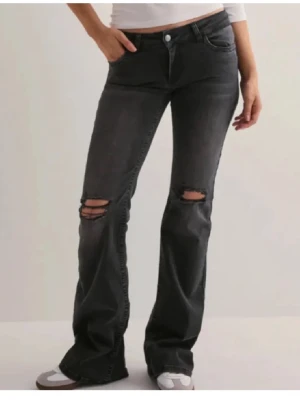 svarta jeans - svarta lågmidjade jeans från nelly💕 jag är 160 aldrig använd!
