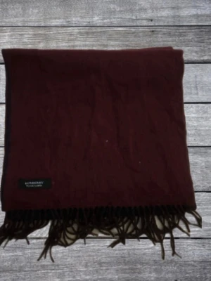 Burberry halsduk - Burberry Of London halsduk | skick: 9/10 | storlek: one size | bara att kontakta vid frågor osv. Halsduken är vänd bar i färgerna vidröd och blå.