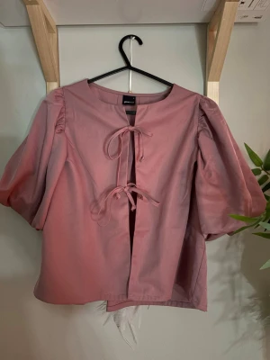Rosa puffärm blus från Monki - Trendig rosa blus från Gina tricot. Använd 1 gång 