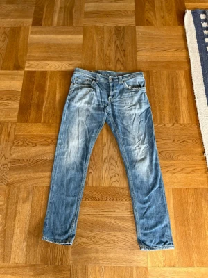 Skit snygga dondup jeans med en snygg blå sommar färg  - Skit snygga blåa dondup jeans som passar bra till varje outfit med den snygga blåa färgen. 