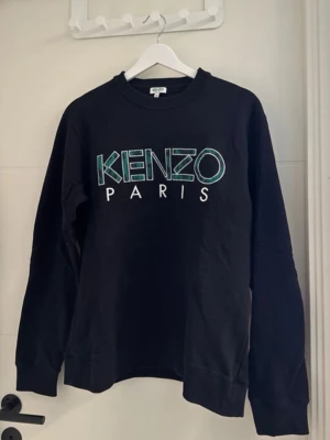 Kenzo Tjocktröja - Tjocktröja från Kenzo Paris. Använd väldigt sparsamt. Självklart äkta. 