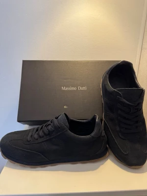 Massimo Dutti Skor - Säljer ett par riktigt fräscha Massimo Dutti skor i nästintill helt nytt skick, använt 1 gång. Köpte i Nice, Frankrike på deras butik där. Köpte för 1000 kr. Väldigt sköna skor i en skön mörkblå mocka. Sista bilden visar hur det sitter på.KAN GÅ NER I PRIS VID SNABB AFFÄR! 💎