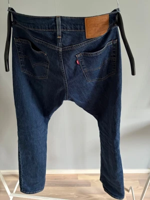 Levi's jeans - Mörkblåa Levis jeans i storlek 32/32, bra skick