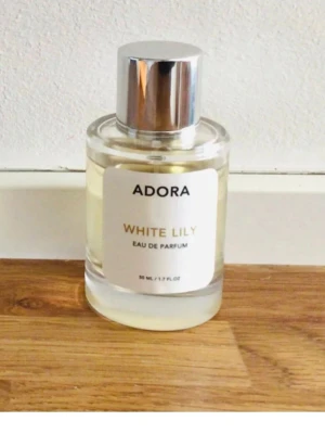 Adora White Lily Eau de Parfum - Adora White lily eau de parfym,  liite använt se bild