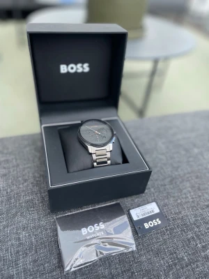 Boss klocka  - HELT NY boss klocka 🔥                                            Plasten och prislappen är kvar eftersom det blev en misslyckad farsdagpresent. Perfekt klocka för dig som gillar stil. Box och allt på bilden medföljer.Nypris 2269kr Mitt pris 1500kr 💰.Hör av dig vid frågor eller mer bilder 