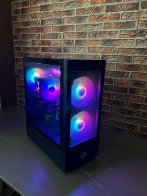 Svart gamingdator med RGB-belysning - Säljer en svart stationär gamingdator med glasfönster på sidan och RGB-belysning i fläktarna. Chassit har meshfront och tydlig PCSpecialist-logga. Invändigt syns komponenter som GeForce RTX grafikkort och RGB-kylare. Perfekt för dig som vill ha en mer avancerad, snygg och kraftfull setup.
