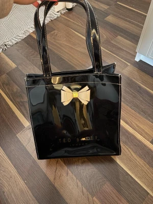 Ted baker tore bag - Väskan är köpt för en ed baker butik i Tyskland år 2017. Tyvärr har den aldrig kommit till användning och väljer därför att sälja den. Köpt för ca 700kr