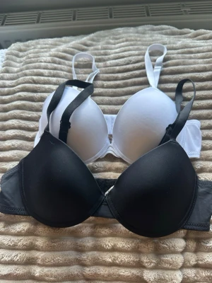 Svart och vit push-up bh, 2-pack - Två snygga bhar i svart och vitt med vadderade kupor och justerbara axelband. Ingen push up. Perfekta för dig som vill ha både en neutral och en mörk bh i garderoben. Är tvättade💗