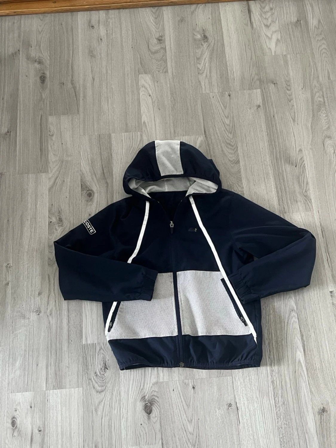 Marinblå vindjacka från Lacoste