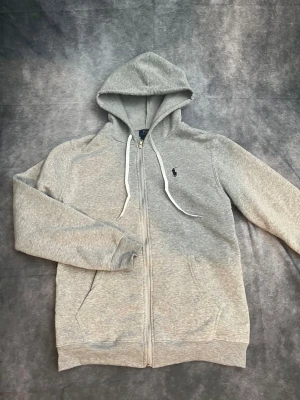 Ralph Lauren hoodie - Hej! Säljer nu denna feta Ralph Lauren hoodien! Den är i väldigt bra skick och är jätteskön på insidan! Om ni har fler frågor fråga gärna!