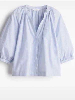 Populär hm blus - Nästan oanvänd blus från hm, trekvarts ärm med liten puff. 💗