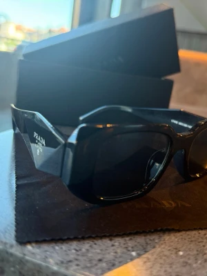 Luxury Milano Style Rectangle Sunglasses - Black (With Box) - retro-modern rectangular sunglasses in glossy black. They feature a beautiful chunky geometric design that gives them a high-fashion, luxury aesthetic. Perfect for summer, driving, or completing a sharp streetwear look.  