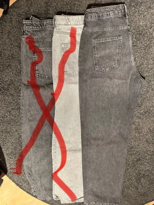 3-pack grå loose fit jeans H&M 170 - Säljer tre (ett) par gråa jeans från H&M i storlek 170. Alla har loose fit och justerbar midja, ett par har även straight leg. Färgerna varierar från ljusgrå till mörkgrå tvätt. Klassisk femficksmodell och sköna att bära till vardags.