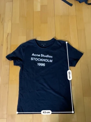 Handgjord acne studios Stockholm tröja - Den är målad med textilfärg väldigt snygg