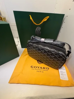 Goyardt Cap-Vert PM väska -  Vad som ingår (Fullset): * Originalkvitto (inköpsbevis) * Originalkartong (box) * Gul dustbag * Grön  shoppingpåse Väskan skickas spårbart och försäkrat, eller kan hämtas upp enligt överenskommelse. Inga byten är av intresse. Skriv gärna om du har några frågor eller vill ha fler specifika bilder! 