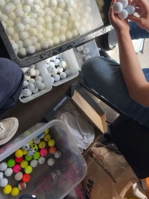 Stort parti golfbollar i olika färger - Säljer ett stort parti golfbollar i blandade färger som vit, gul, orange och rosa. Bollarna har olika märken och vissa har ränder eller prickar. Perfekt för dig som vill fylla på golfväskan med många bollar till bra pris. 10 bollar = 50kr 20 bollar = 80kr och 50 bollar = 190