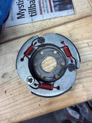 Division koppling och klocka - En division sport koppling med klocka. Fungerar riktigt bra för alla 50cc och även många 70cc motorer. Till minarelli motorer. Passar dig som gillar mek och tuning.