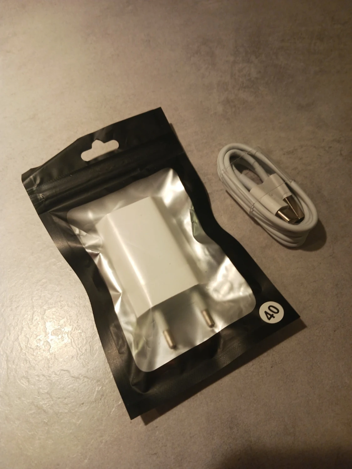 Vit USB-laddare med kabel - 1