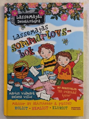 LasseMajas sommarlovsbok - LasseMajas sommarlovsbok är en färgglad och illustrerad bok med massor av aktiviteter, pyssel och en ny berättelse. Omslaget har tecknade figurer, picknick och blommor. Perfekt för dig som gillar mysterier och klurigheter under sommaren.