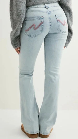 Ljusblåa Nelly jeans  - Jag säljer mina ljusblåa Nelly jeans med rosa fickor. De är köpt i butik för 699 kr och det syns knappt att de är använda. Jag köpte de i short i storlek 34. Jag säljer de för 400 kr, men pris går att diskutera. 