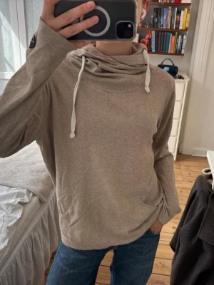 Tröja  - Så cool och unik tröja i 100% bomull! Kan inte hitta någon storlek men skulle säga typ m💕 
