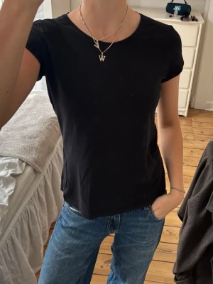 Svart T-shirt  - Svart T-shirt från hm. Står 156/164, men passar xs/s💕