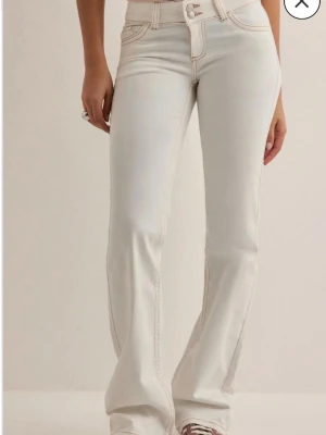 Vita bootcut jeans från Nelly - Snygga vita bootcut jeans från Nelly med klassiska fickor. Aldrig använda och lapp finns kvar. Nypris 700 kr