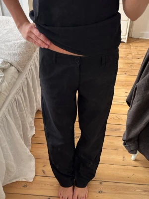 Kostymbyxor  - Så snygga kostymbyxor! De är i storlek 164, men passar mig som brukar ha s/xs i byxor💕