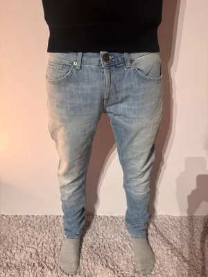 Dondup George Jeans ( Ny Modell ) - | Skick: 9/10 | Färg: Blå | Modell: 174cm 58kg | Vad inkluderas: Enbart jeansen | 