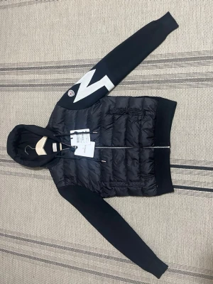 Svart pufferjacka från Moncler - Svart Moncler Cardigan Storlek M passar även S, inga skador eller missfärgningar, mycket fin kvalitet, skönt material, skriv för fler bilder, snabb post💨📦