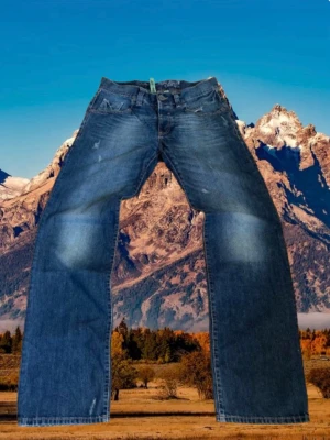 American Eagle - Säljer dessa feta American Eagle jeans med feta slitningar!  Passform Straight/Bootcut  Mått   W32/L34 Midja 43cm Innerbenet 81cm Benöppning 21cm  Hör gärna av dig ifall du har några frågor eller funderingar! 