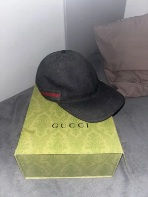 äkta gucci keps size xs(56) - Äkta köpt i gucci butiken cirka 2 år sen. storlek 56 väldigt sällsynt storlek, lite solbränd på insidan just därför sänker jag priset 