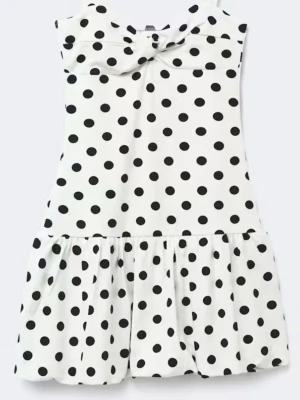 Söt prickig klänning från Gina Tricot  - Vit klänning med svarta prickar och fin rosettdetalj framtill. Perfekt till sommaren, semester eller festligare tillfällen. Bekväm passform med volang nertill och breda axelband.   Märke: Gina Tricot  Färg: Vit med svarta prickar ✨ Fint skick 📩 Skicka gärna meddelande vid frågor eller för fler bilder!