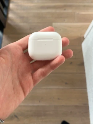Air pods - Säljer ett par Apple Air pods. dom är helt nya. Jag ångra mig när jag köpte dom, och kunde då inte sicka tillbaka dom. funkar som vanligt. inga repor eller något. 