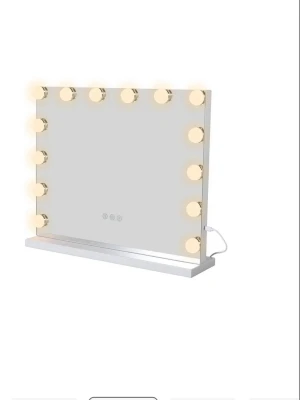 Sminkspegel med LED-belysning - Glow sminkspegel med LED-belysning från Chili. Knappt använd och i nyskick. Köpt nyligen men jag tycker att den är för liten för mina behov och kommer därför att köpa en större modell. Stilren Hollywoodspegel med touchknappar, jämn LED-belysning och stabil vit fot. Spegeln ligger i originalförpackningen och är redo för sin nya ägare. 