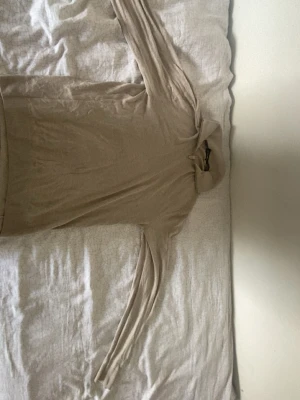 Jack and Jones/ half zip  - Säljer en beige polotröja i tunt stickat material. Tröjan har lång ärm och en klassisk polokrage som ger en clean och stilren look. Perfekt att bära lager på lager eller som den är. Enkel och tidlös design.