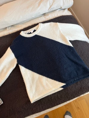 Stickad tröja med blockmönster - Säljer denna jättefina stickade tröjan från ginatricot. Säljer den då den inte kommit till använding. Den är använd 2 gånger typ och är i superbra skick.❤️