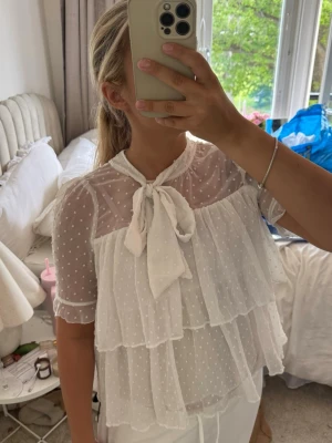 blus från zara - super fin volang blus med stor rosett från zara! storlek M🤩